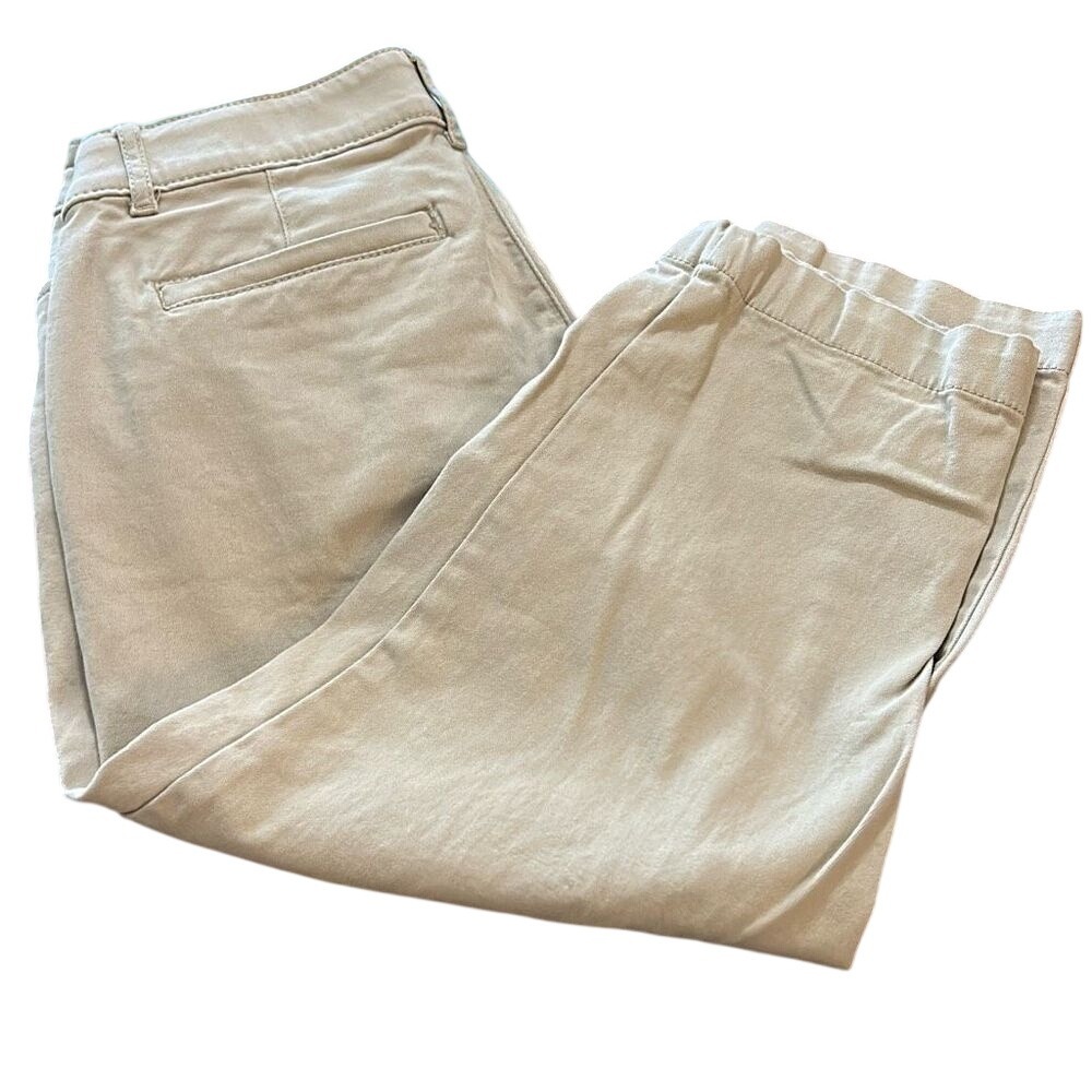 St. John's Bay‎ Khaki Capri Chino Pants Size 8. EUC.